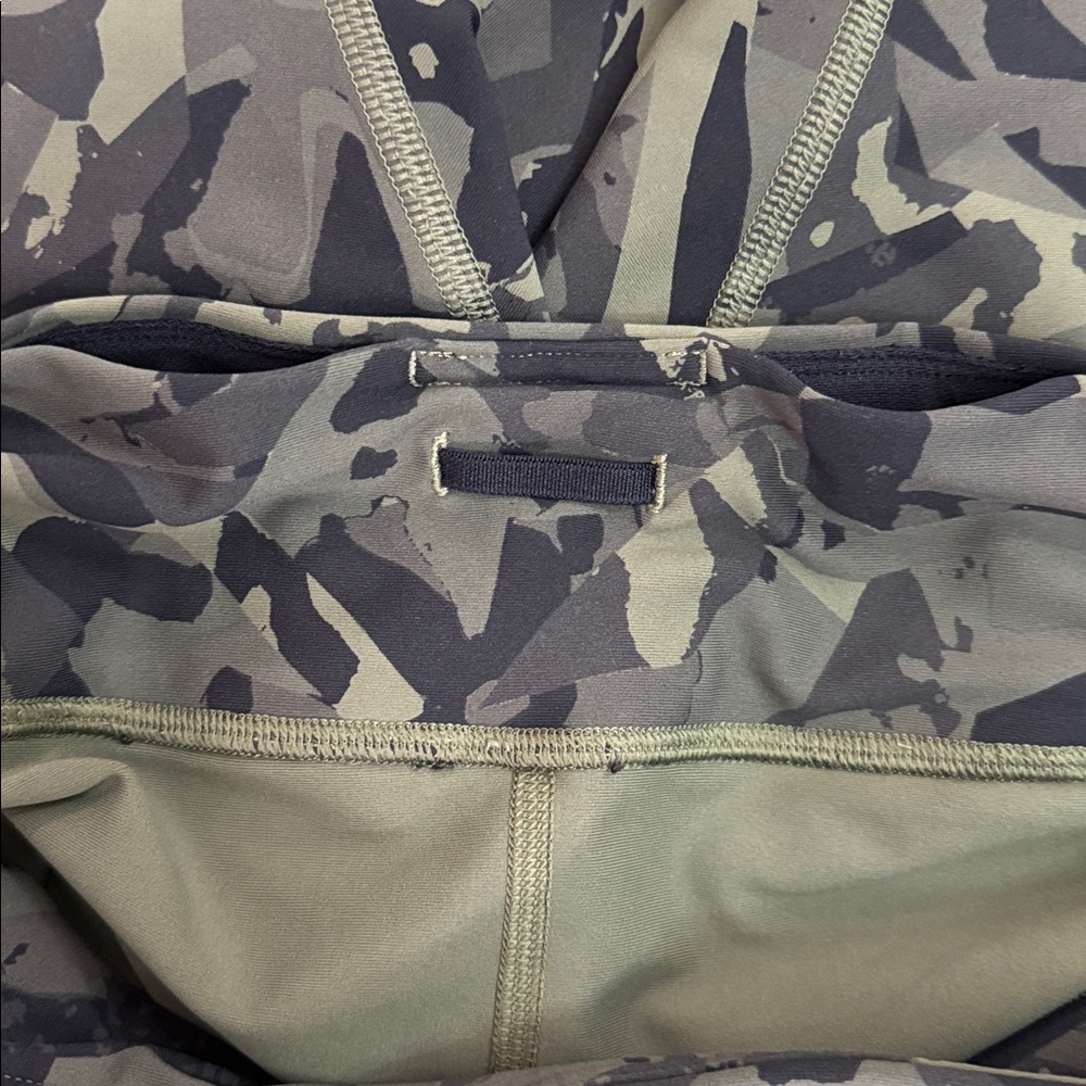 Lululemon Tight Stuff Scalloped Hem Army Fatigue Green Black Camo Leggings sz 6 - Picture 13 of 13